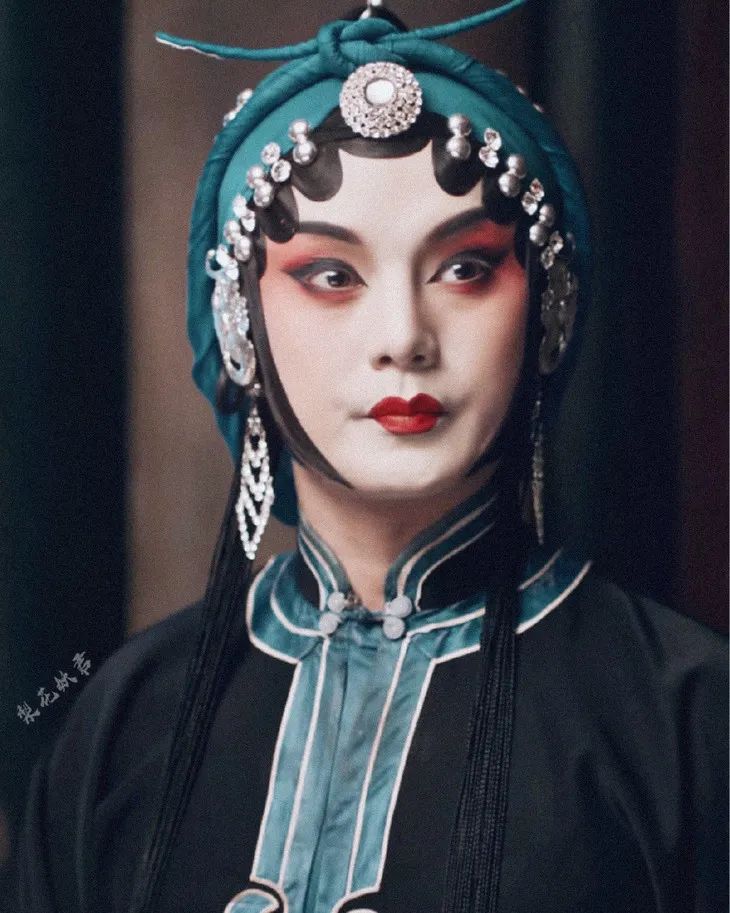 戏曲出身的女演员都个顶个儿的飒,比如袁泉徐帆蒋勤勤