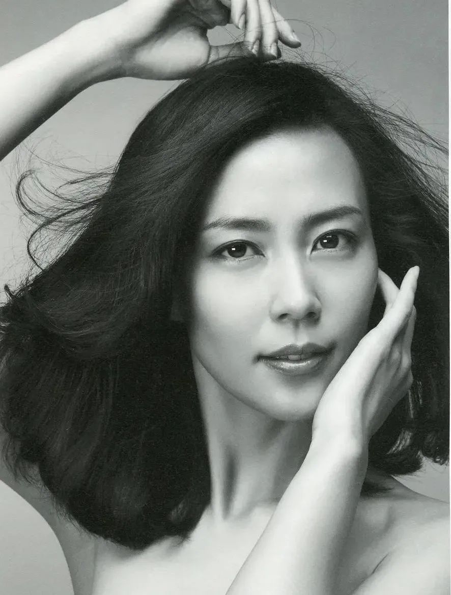 右边的木村佳乃,更一贯是气质女神的典范.
