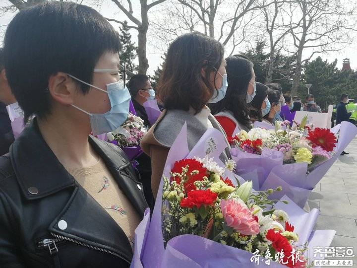夹道欢迎献花拥抱烟台举行仪式欢迎返烟医护人员回家