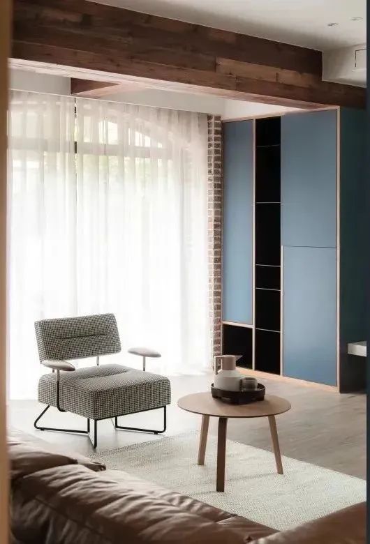 设计师在门廊尽头设置了储物柜,方便拓展客厅区的收纳空间.