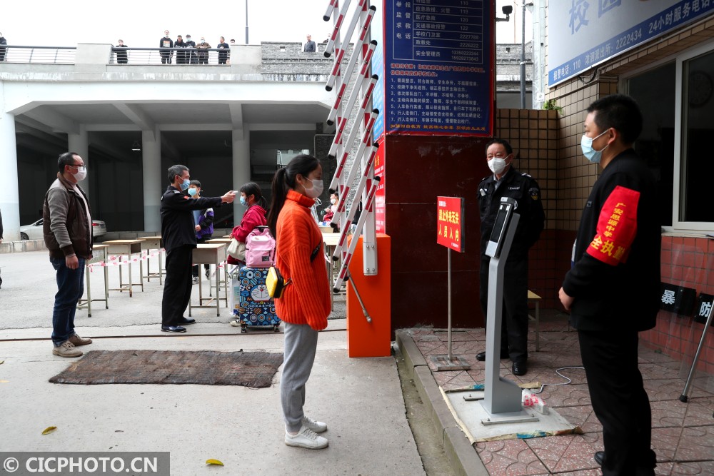 2020年3月31日,四川省广安区思源中学高三学生在校门口接受体温尖测