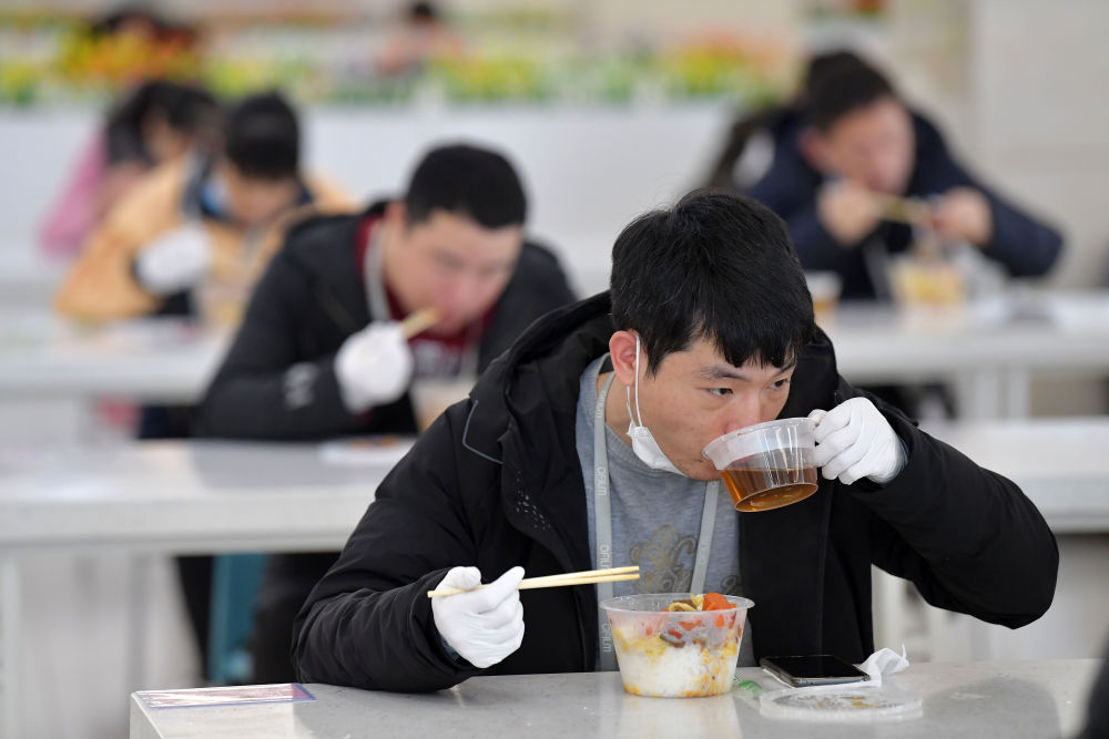在南昌市国家高新技术开发区的欧菲光集团股份有限公司,员工在餐厅