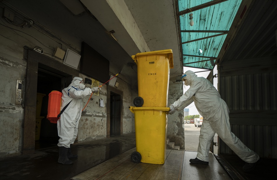  3月24日，湖北武汉，汉氏环保公司，工作人员将从各医院收到的医疗废物从卡车上卸下。新华社 图