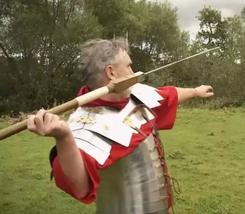 一手短剑,一手巨盾是罗马军团标配,取胜于战场最后还是要靠它!