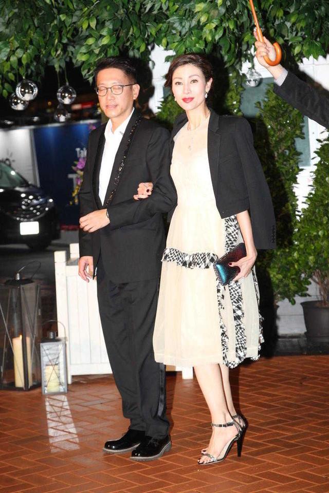 李嘉欣与老公高调撒狗粮穿裸色薄纱连衣裙超美难怪老公那么爱