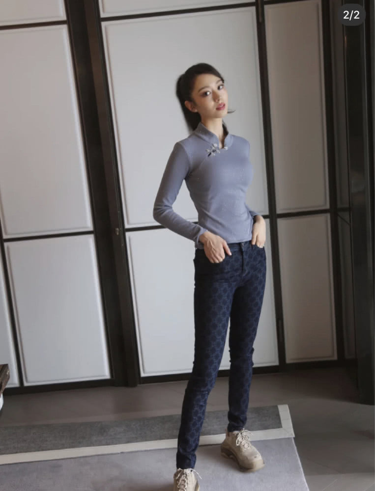 郎朗老婆吉娜晒照辟谣怀孕,s曲线太完美,小腹平坦身材超性感