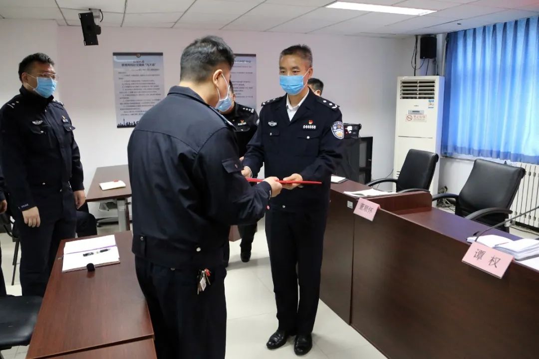 5日零时许,海淀公安分局北太平庄派出所接到一居民报警,称楼下扰民.