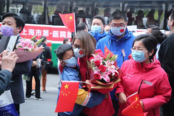 鲜花,红毯,拥抱……472名上海支援湖北医疗队员解除隔离