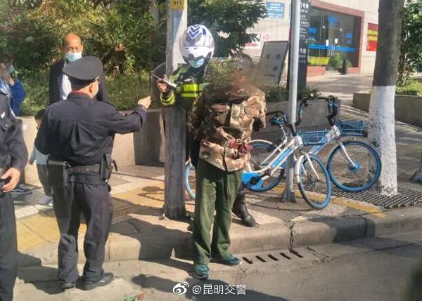 突发昆明市中心一男子持刀威胁来往女性与医院保安对峙包里有枪