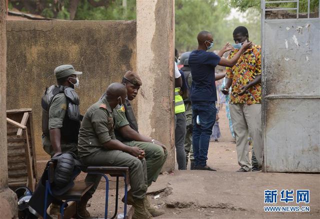 马里举行议会选举第二轮投票 工作人员为选民戴口罩