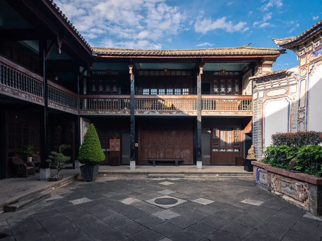 卖掉美国房产,辞职带着1家4口来大理住进1800㎡老宅:中国生活14年,我