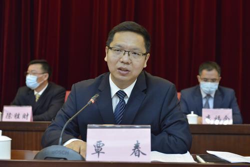 长安镇委副书记,镇长覃春