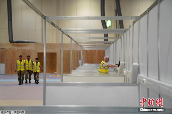 伦敦“方舱医院”首批患者出院 医护人员鼓掌庆