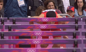 伦敦奥运，刘翔在赛场上留下的最后一道身影，充满无奈和悲凉。 网络视频截图