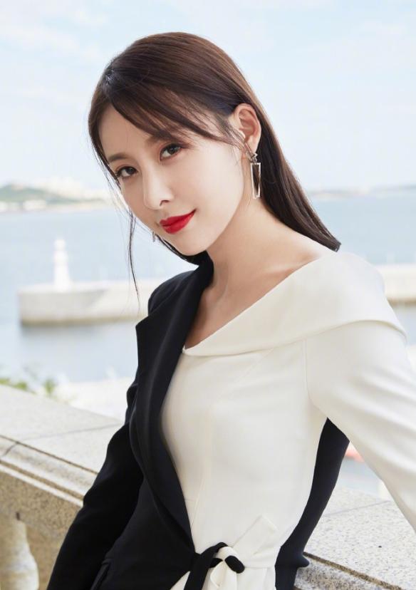 贾青太有女神范了,穿一袭黑白色拼接西服裙装高级时髦,气场十足