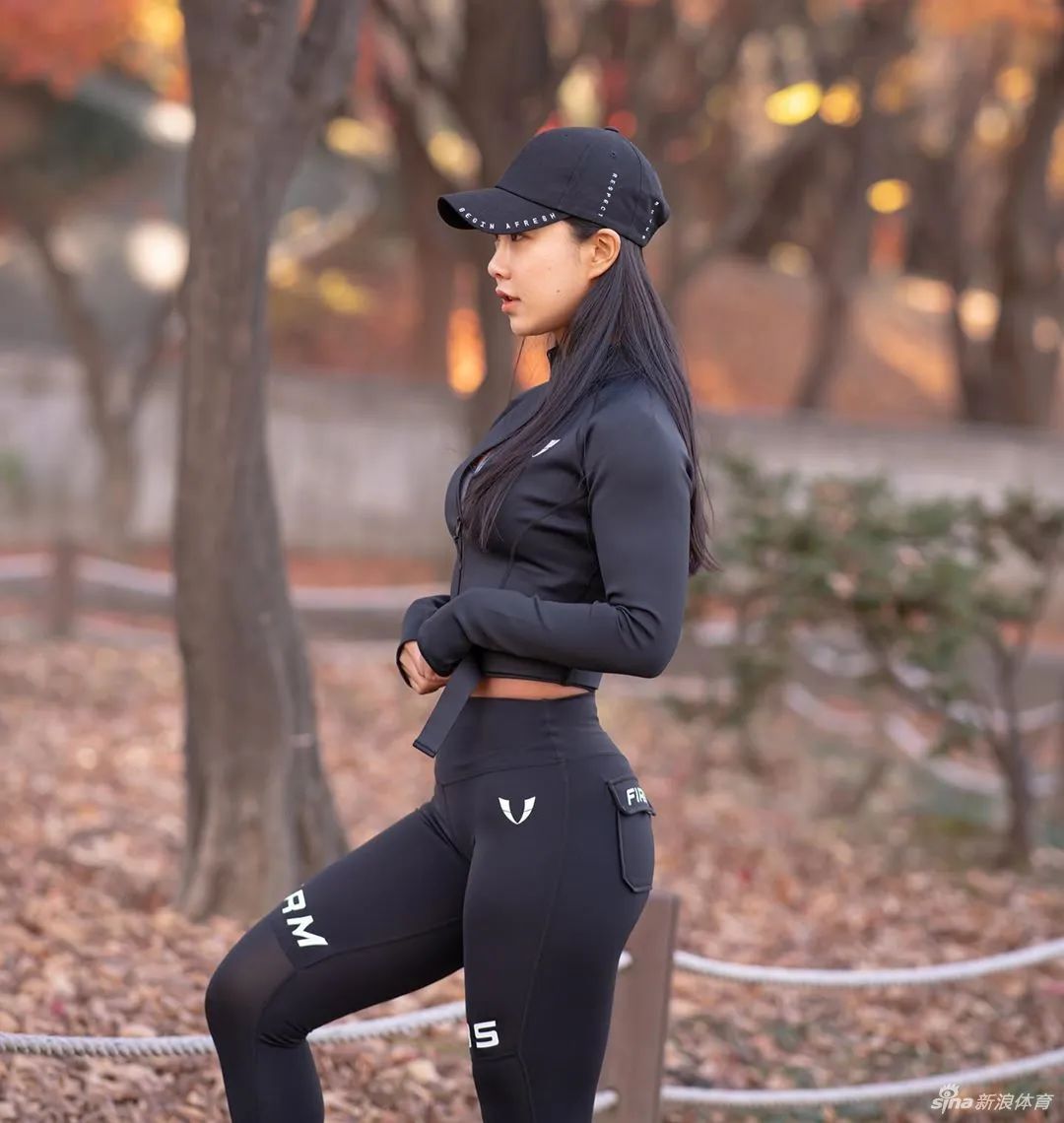 专业健身美女教练秀出马甲线,这身材什么水平!