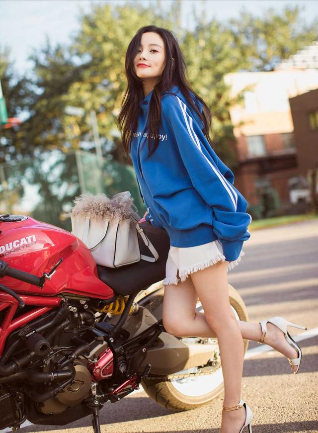 李小璐认为自己很美吧!蓝色卫衣配半身裙凹造型,气质还是少了点