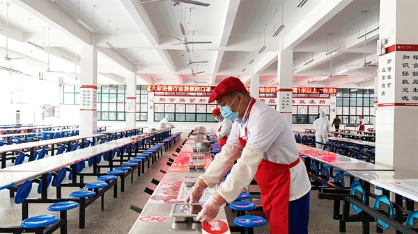 记者实探郑州高三初三学生返校后餐食供应 餐厅被无死角实时监控