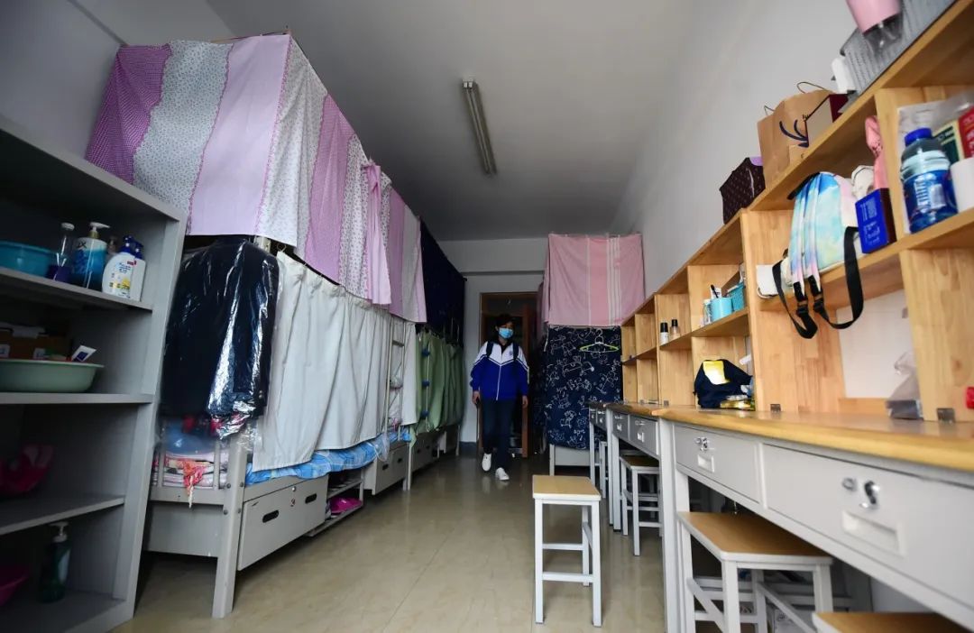 原来居住6人的学生宿舍,现在规定住3人.