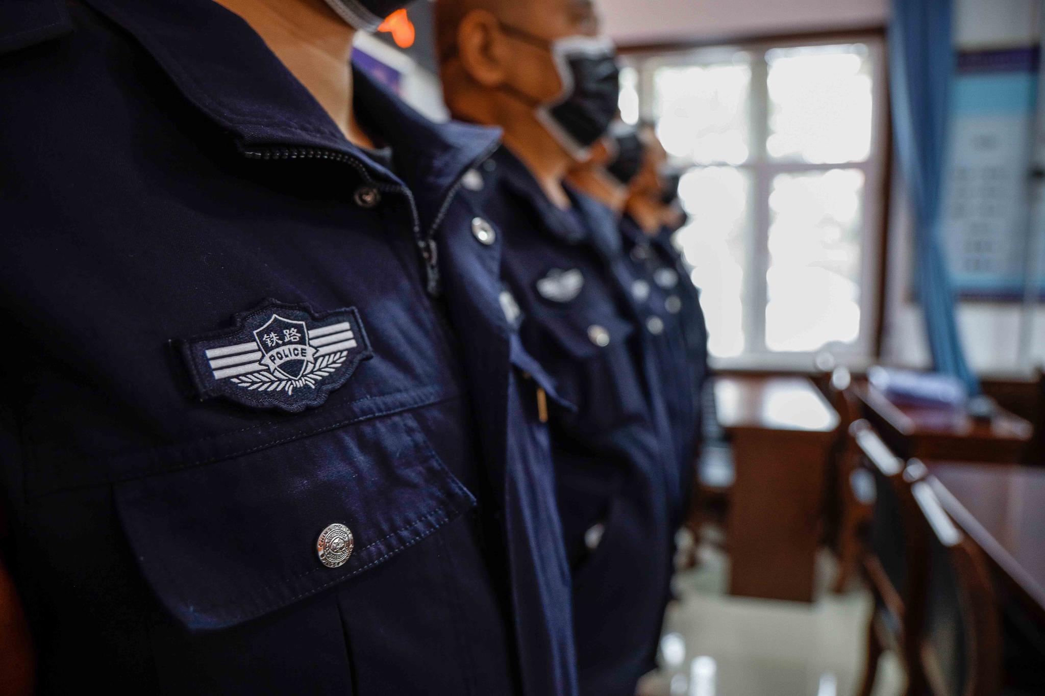 太原铁路公安局大同公安处积极开展更换胸徽活动