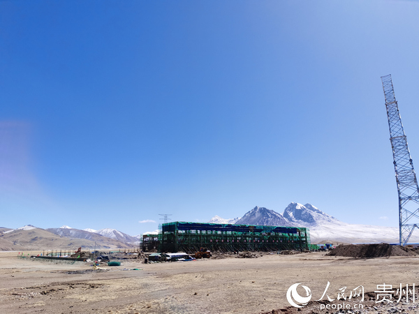 阿里地区位于西藏西部,平均海拔4500米,与拉萨相距1600公里左右,是