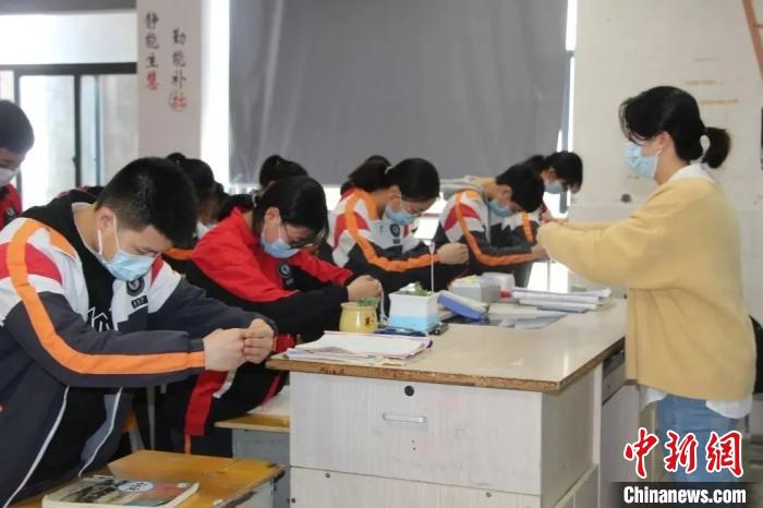 城南中学的课堂上，师生行作揖礼问好。江山教育局提供