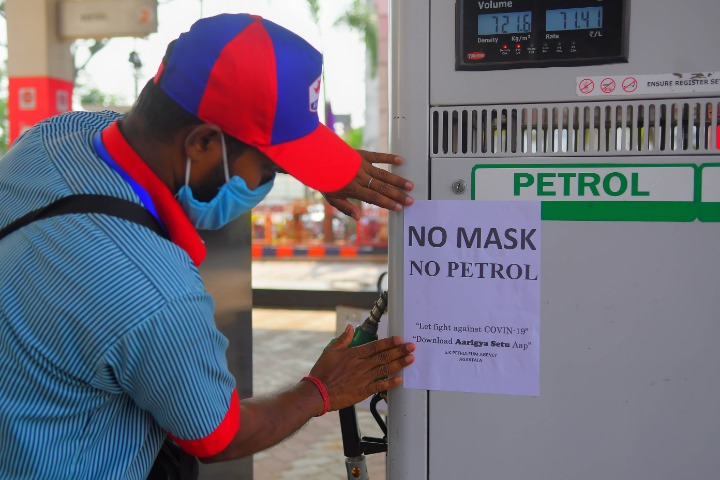 4月16日,在印度东北部特里普拉邦首府阿加尔塔拉,一处加油站在封锁期