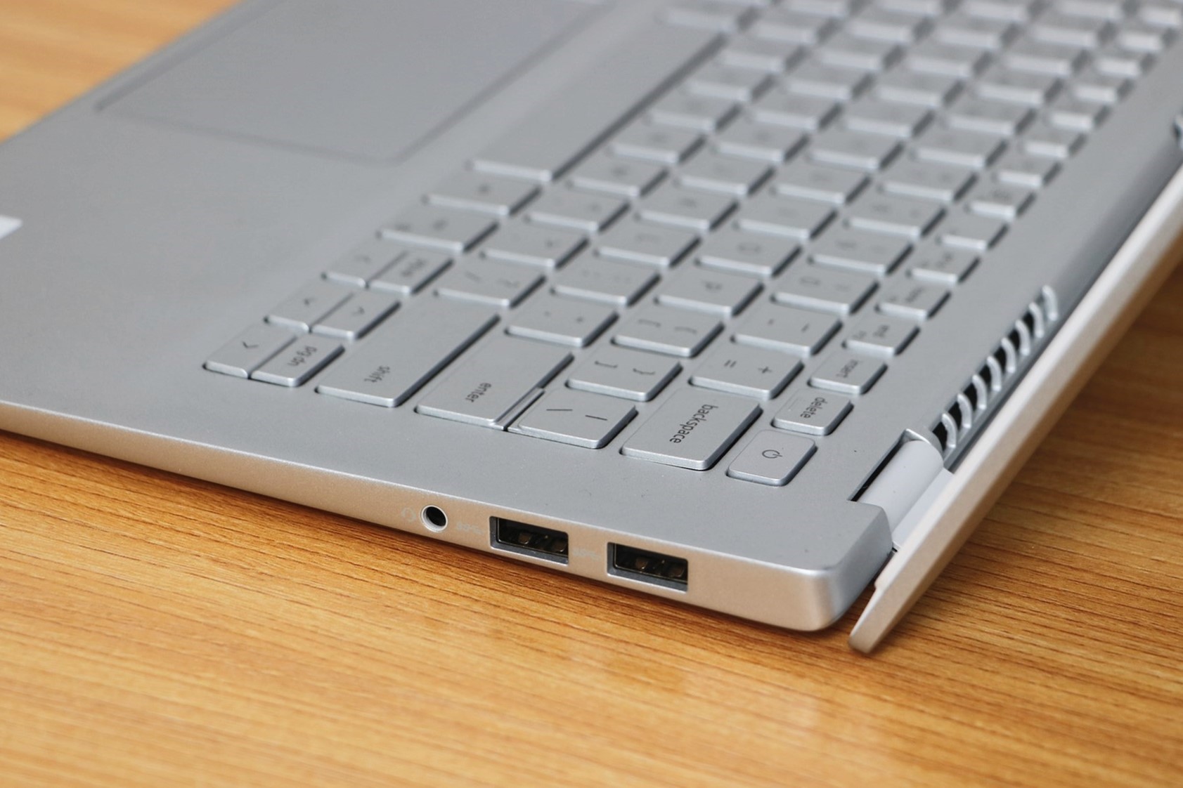 镁合金机身,设计时尚 戴尔灵越14 7000【轻一代】图赏