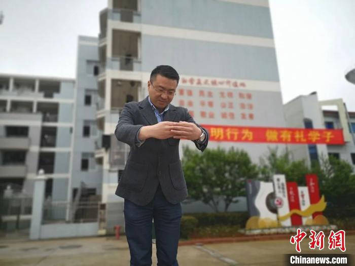 江山五中校长陈彬华在复学第一天向高三学生及教师行作揖礼。江山教育局提供