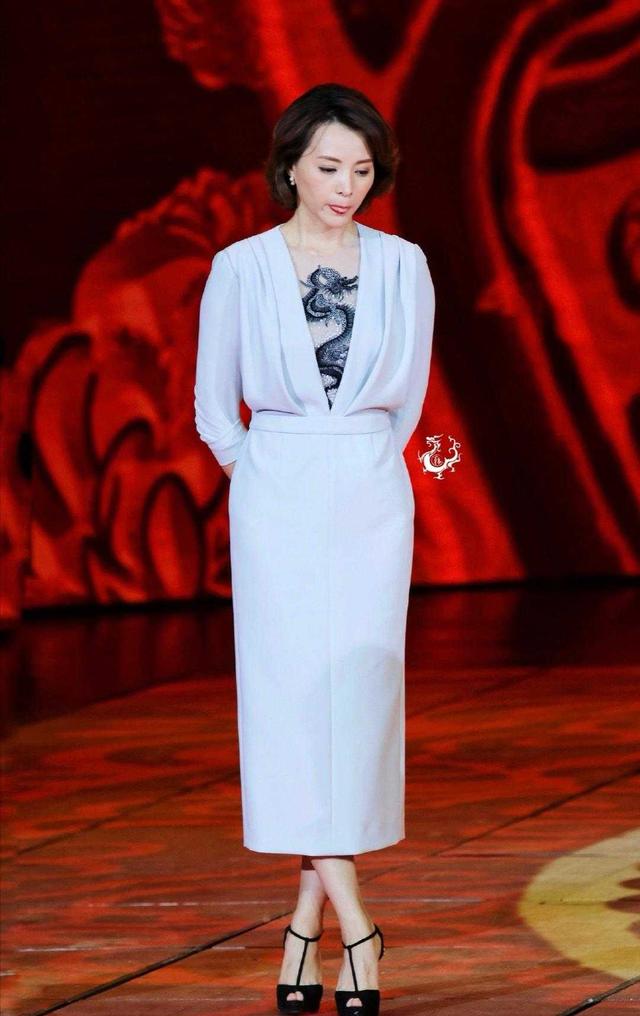 董卿优雅感无敌了穿蓝色连衣裙配波波头真是中年女性穿搭典范