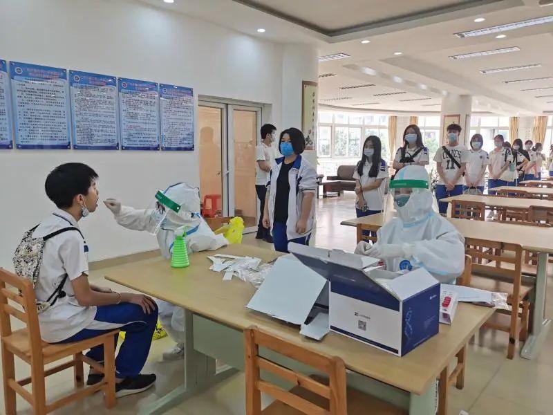 【围观】仅用2小时,400多名师生完成检测!广州高三、初三学生核酸检测现场直击|实验学校|教职工|学生家长_新浪新闻