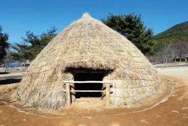 也有网友开起脑洞,这要是在米饭上开个门,妥妥的草屋即视感:网友大多