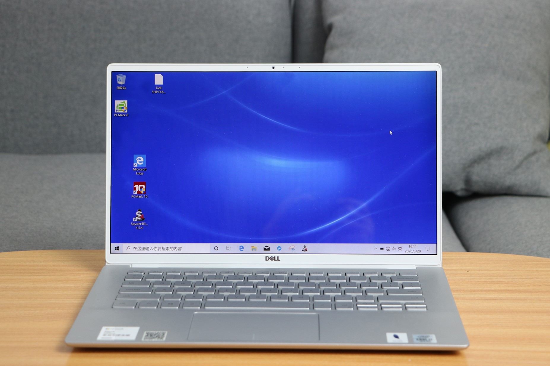 灵越14-7490采用的是镁合金材质全金属机身加骨架的设计,众所周知镁