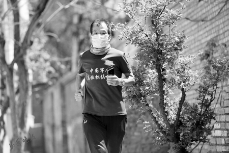 助力武汉线上马拉松 69岁老人引领太原健康跑