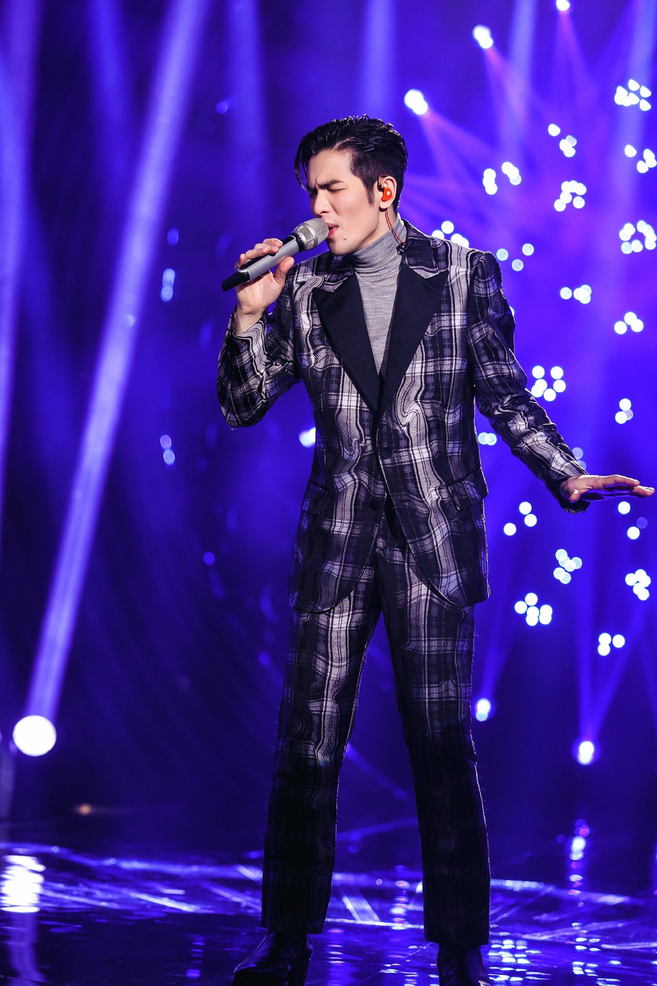 萧敬腾《歌手》造型盘点 轻松驾驭死亡芭比粉