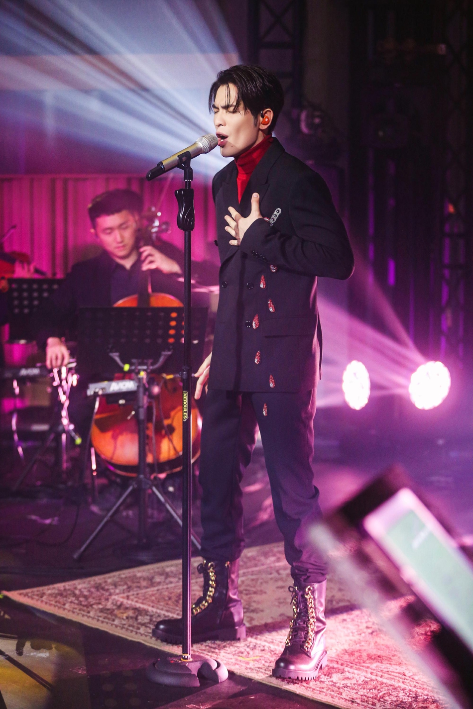 萧敬腾《歌手》造型盘点 轻松驾驭死亡芭比粉