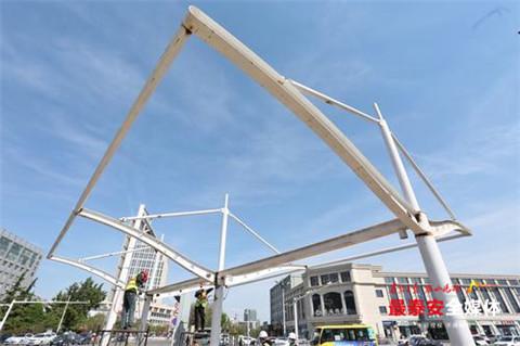 岛看到,施工人员在做好安全防疫工作的前提下,正在加紧焊接遮阳棚的