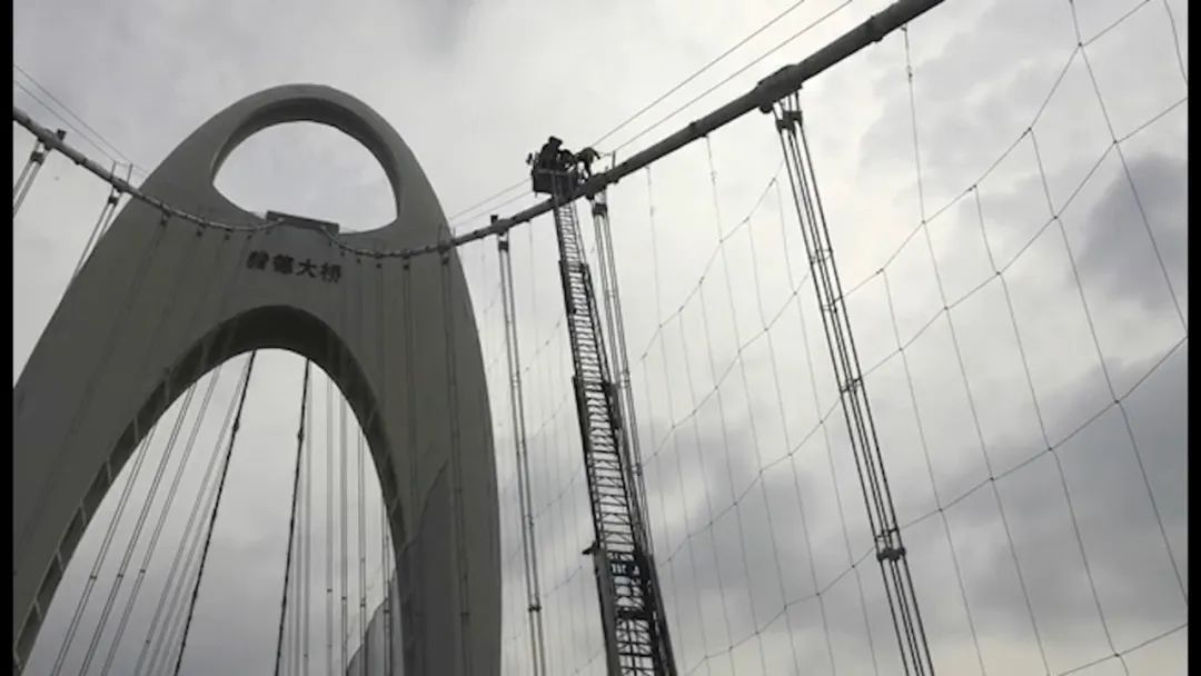 广州一男子爬猎德大桥欲跳桥 影响交通造成多起事故