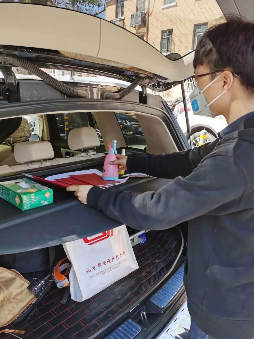 交易所公司上门服务,为居民送上特别"礼物"!