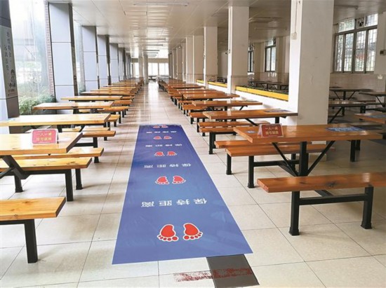 翠园初级中学食堂每个座位都有编号,就餐学生按照编号一人一桌吃饭.