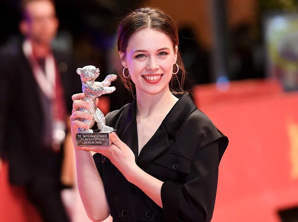 她的表演,宛如精灵附体|温蒂妮|威尼斯疑魂_新浪新闻