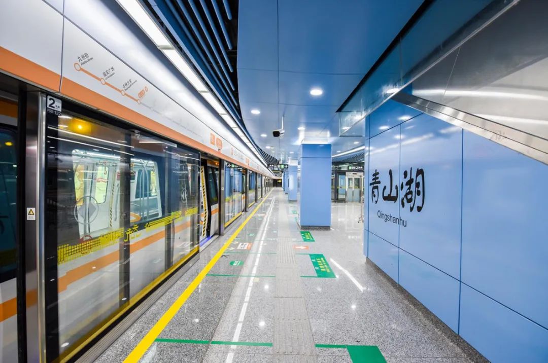 16号线车站装修以"光耀杭城"为主题,提取科技文化元素塑造空间.