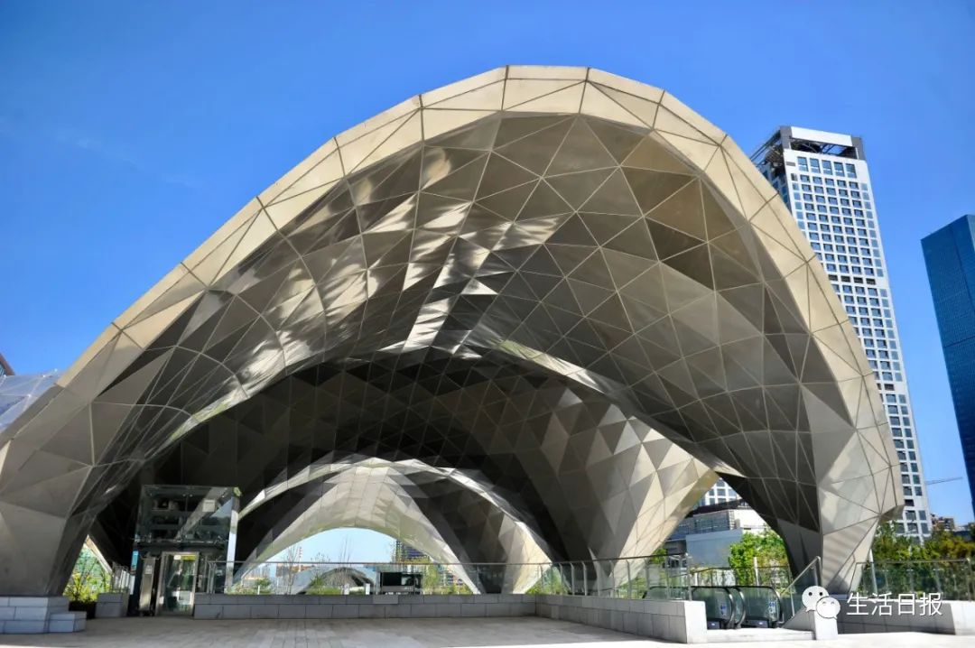 济南经十路现两个巨型"贝壳",浑身blingbling的