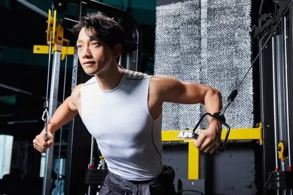 rain减重20斤后更帅了!穿廓形卫衣跳舞有活力,奔四年纪仍是型男