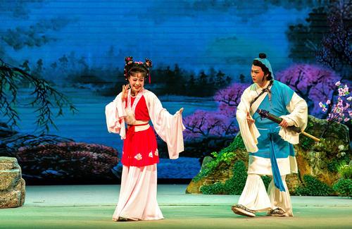 严凤英马兰吴琼,曾经群星灿烂如今星光黯淡,黄梅戏到底怎么了?