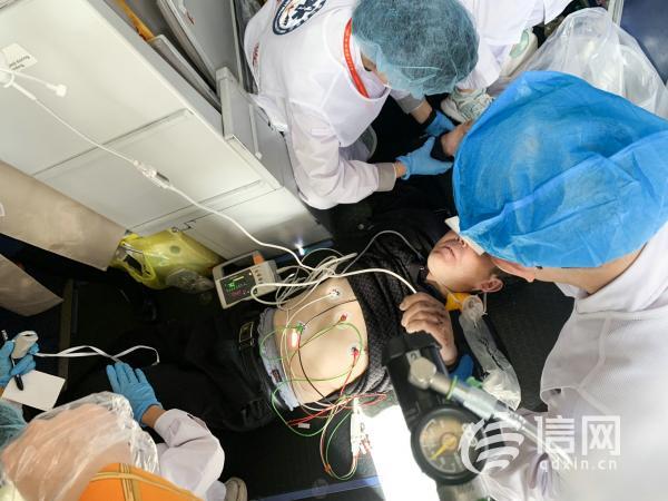 旅客突发疾病 青岛航空上演28分钟空中生命救援