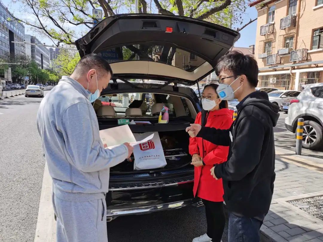 交易所公司上门服务,为居民送上特别"礼物"!