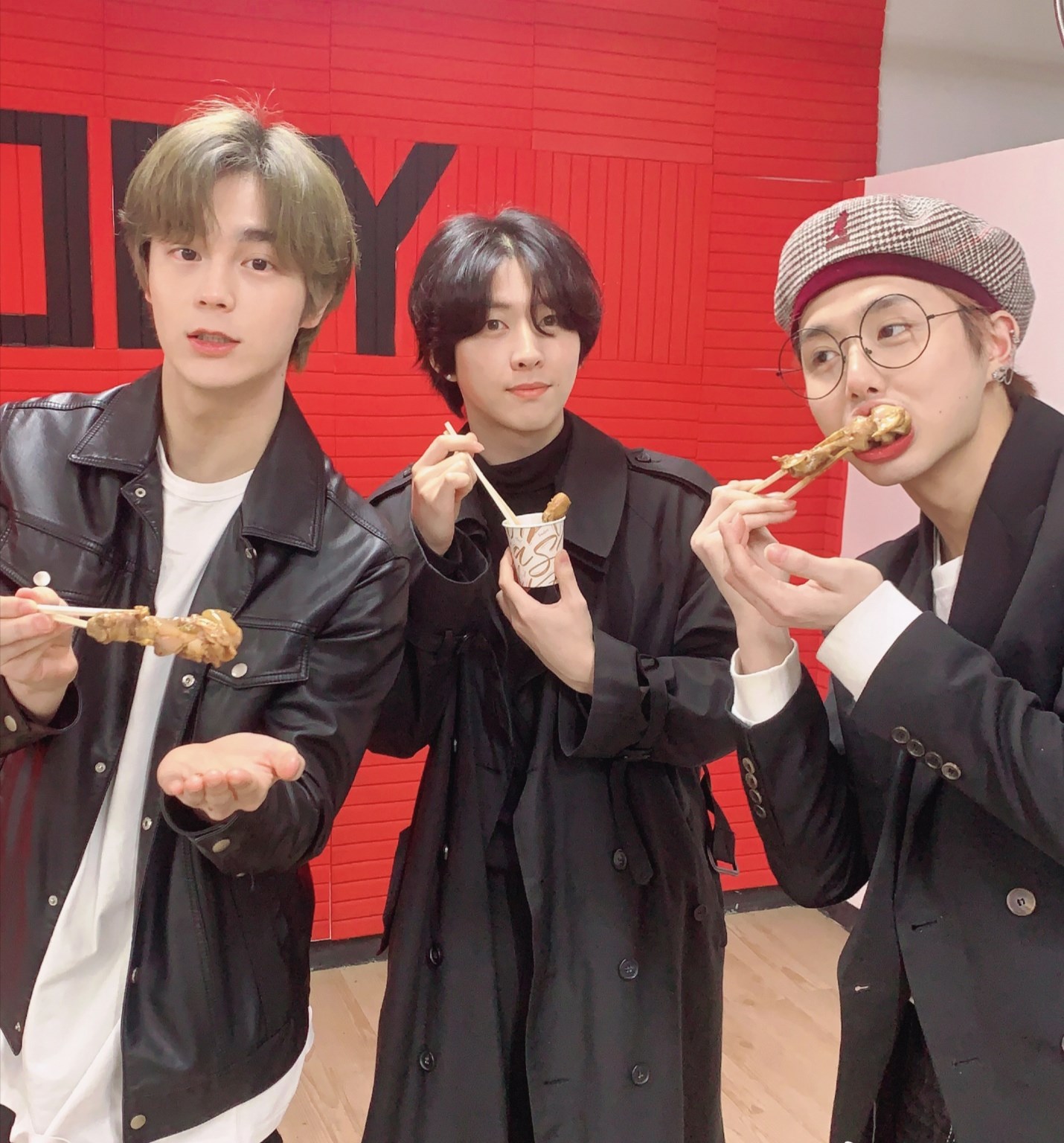 韩国男团noir厨艺直播 云送外卖谢粉丝