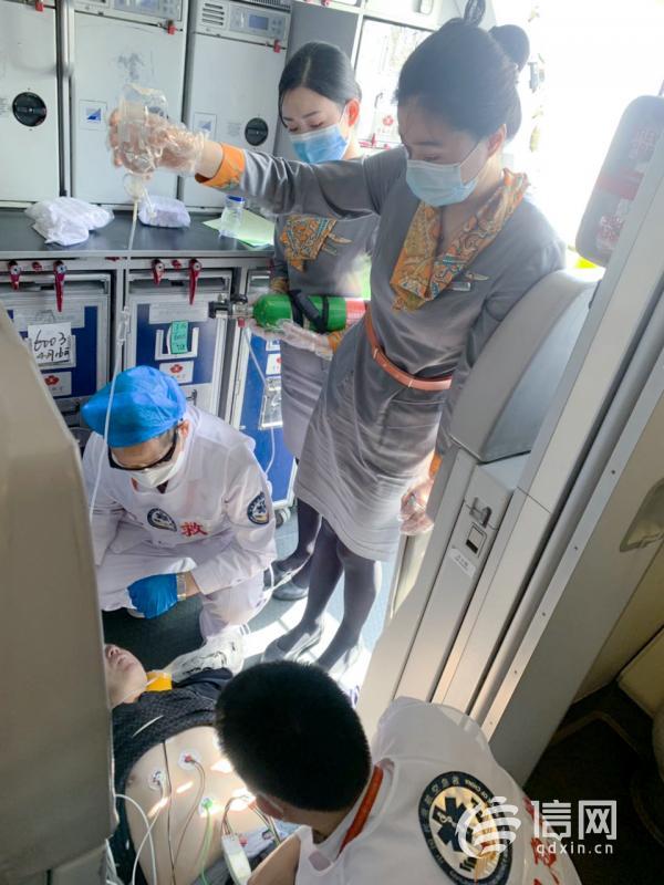 旅客突发疾病 青岛航空上演28分钟空中生命救援