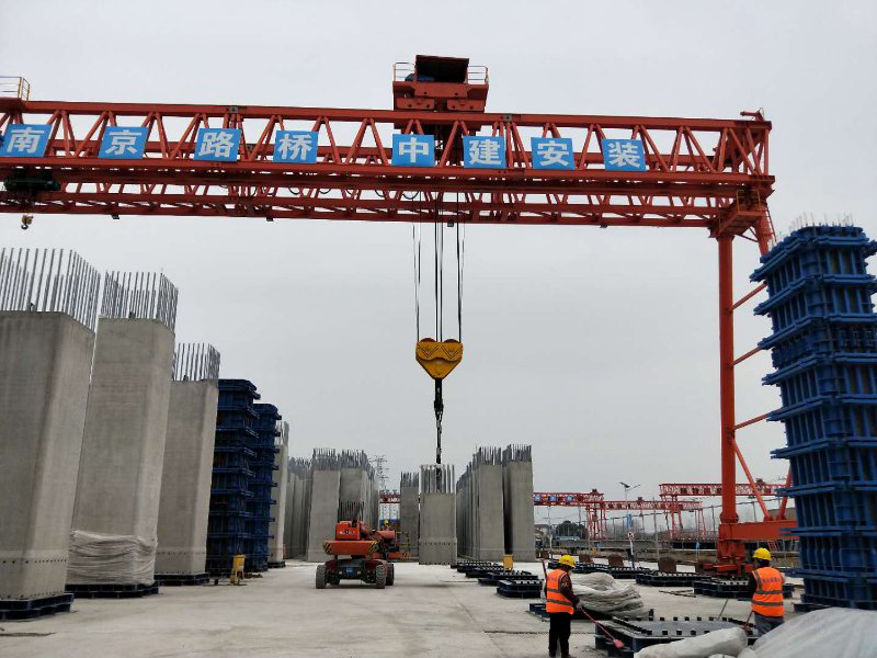 简支预应力混凝土预制小箱梁,下部结构主要采用框架墩和带盖梁柱式墩